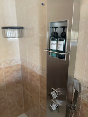 Dusche, kostenlose Toilettenartikel, Haartrockner, Bidet
