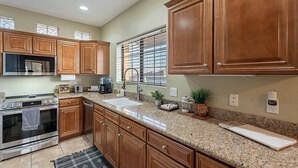 Coffee/tea maker, fridge, microwave, oven - Luxe Top-Floor Condo|Camelback Views| Heated Pool (Scottsdale)