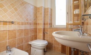 Douche, sèche-cheveux, bidet, serviettes fournies