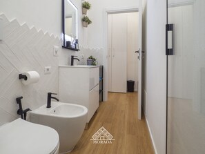 Douche, sèche-cheveux, bidet, serviettes fournies