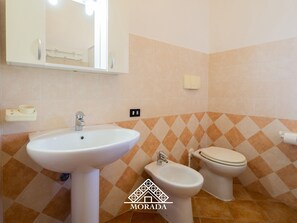 Douche, sèche-cheveux, bidet, serviettes fournies