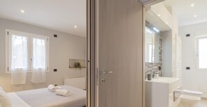 Shower, hair dryer, bidet, towels