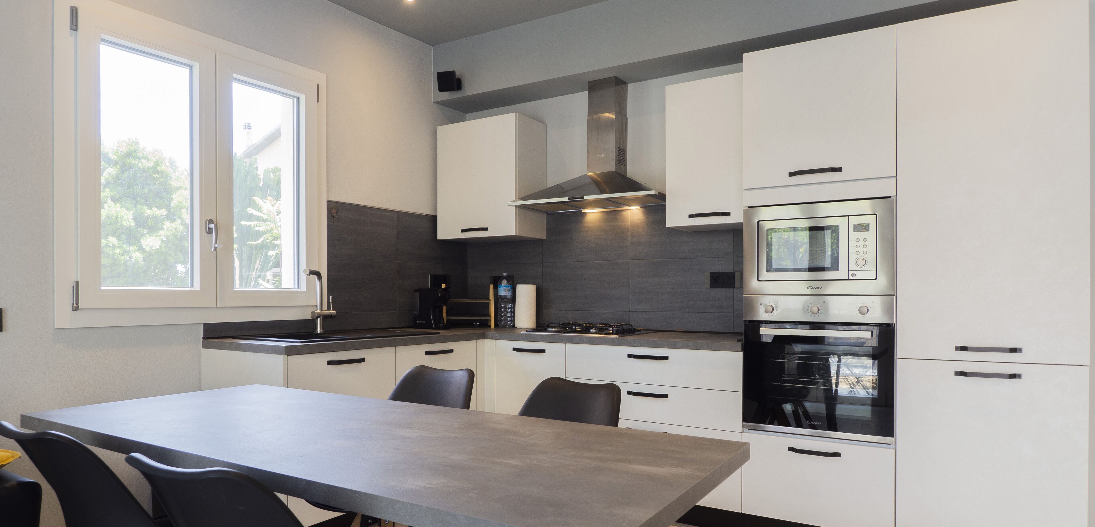 Frigorifero, microonde, forno, piano cottura