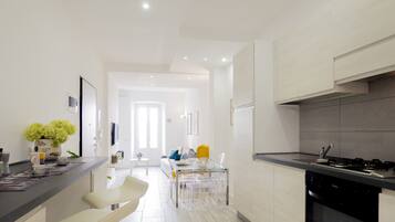 Frigorifero, microonde, forno, piano cottura