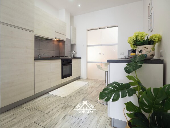 Fridge, microwave, oven, stovetop