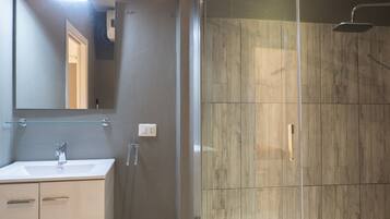 Douche, articles de toilette gratuits, sèche-cheveux, bidet
