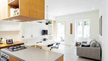 Frigorifero, microonde, forno, piano cottura