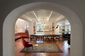 Villa - udsigt til have | Spisestue