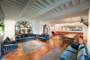 Villa, Gartenblick | Wohnbereich | 32-Zoll-Flachbildfernseher mit Satellitenempfang