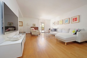 Lägenhet (3 Bedrooms) | Vardagsrum | 32-tums smart-tv med kabelkanaler