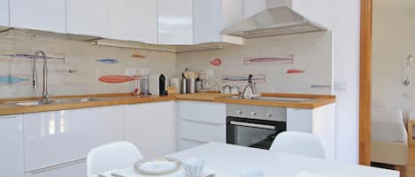 Lägenhet (3 Bedrooms) | Eget kök | Ugn, espressobryggare och vattenkokare