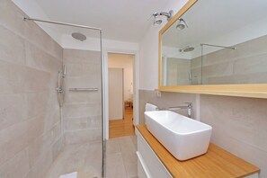 Apartment (3 Bedrooms) | Bathroom | Shower, bidet, towels, toilet paper - Via Dell'orso Charme (Rome)