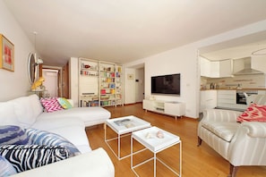 Lägenhet (3 Bedrooms) | Vardagsrum | 32-tums smart-tv med kabelkanaler