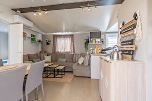 Interior - Bungalow for 6 people, fully equipped, 4* campsite, Playground and beach nearby (Vias)
