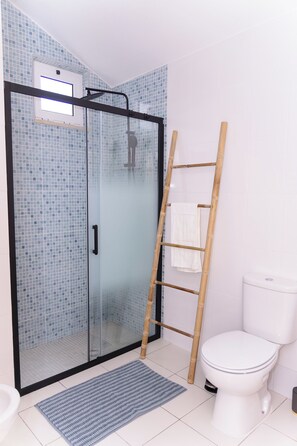 Douche, sèche-cheveux, bidet, serviettes fournies