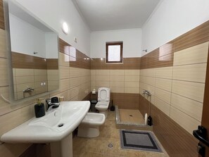 Chuveiro, secador de cabelo, bidê, toalhas de banho