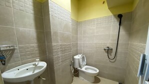 Een badkamer met een wastafel, toilet en douche.