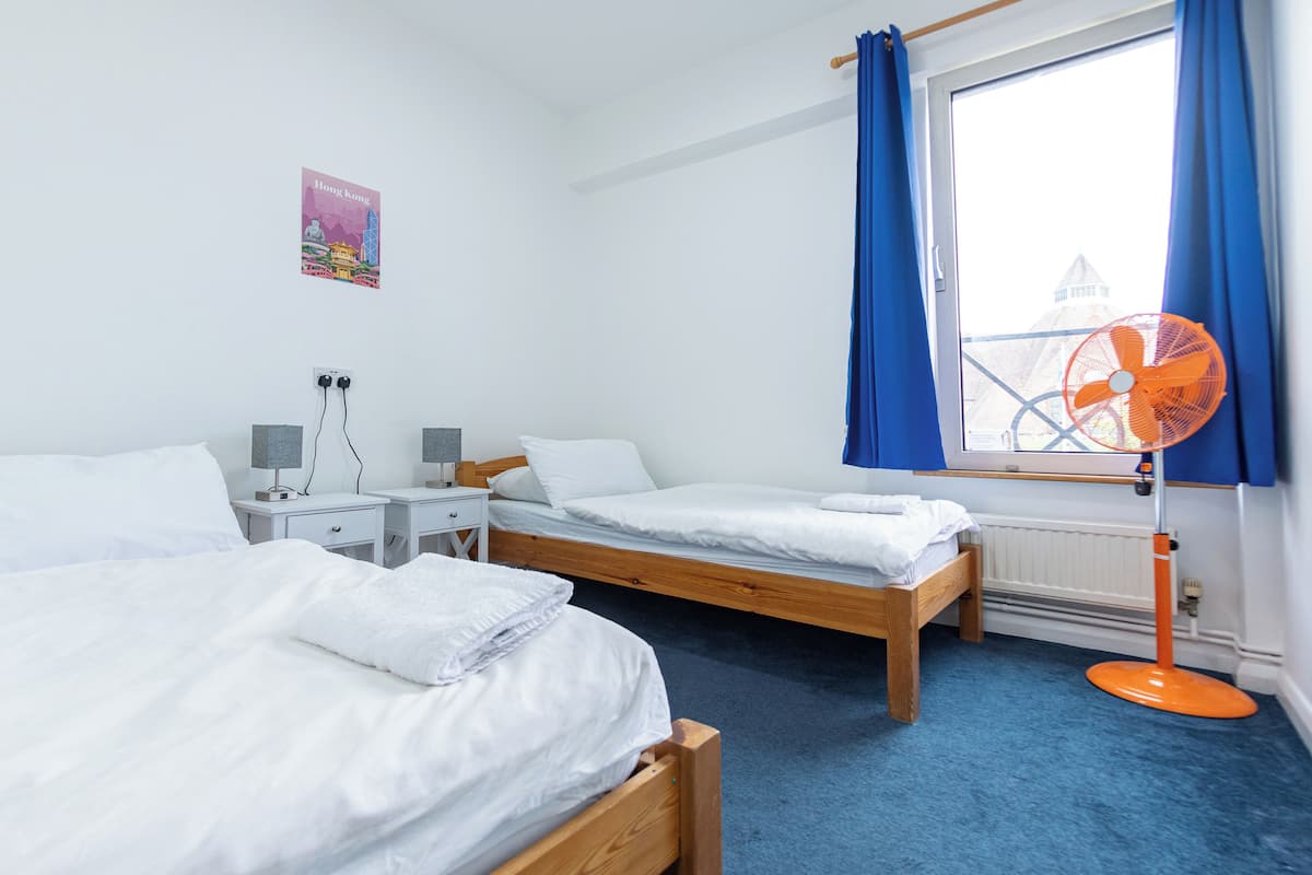 Twin room with shared Bathroom | Blackout drapes, iron/ironing board (on request), cribs (free)