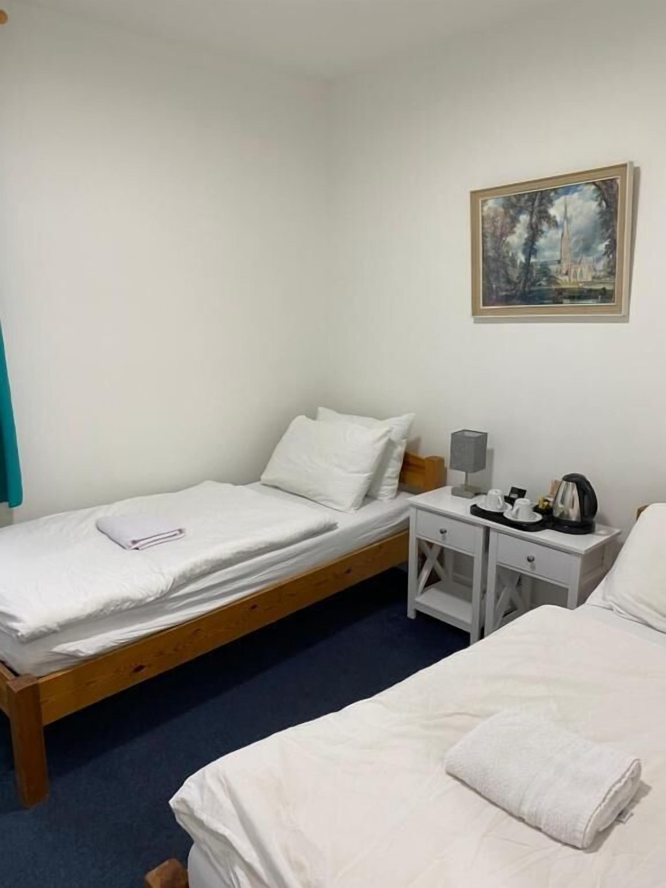 Ensuite twin room | Iron/ironing board, free WiFi
