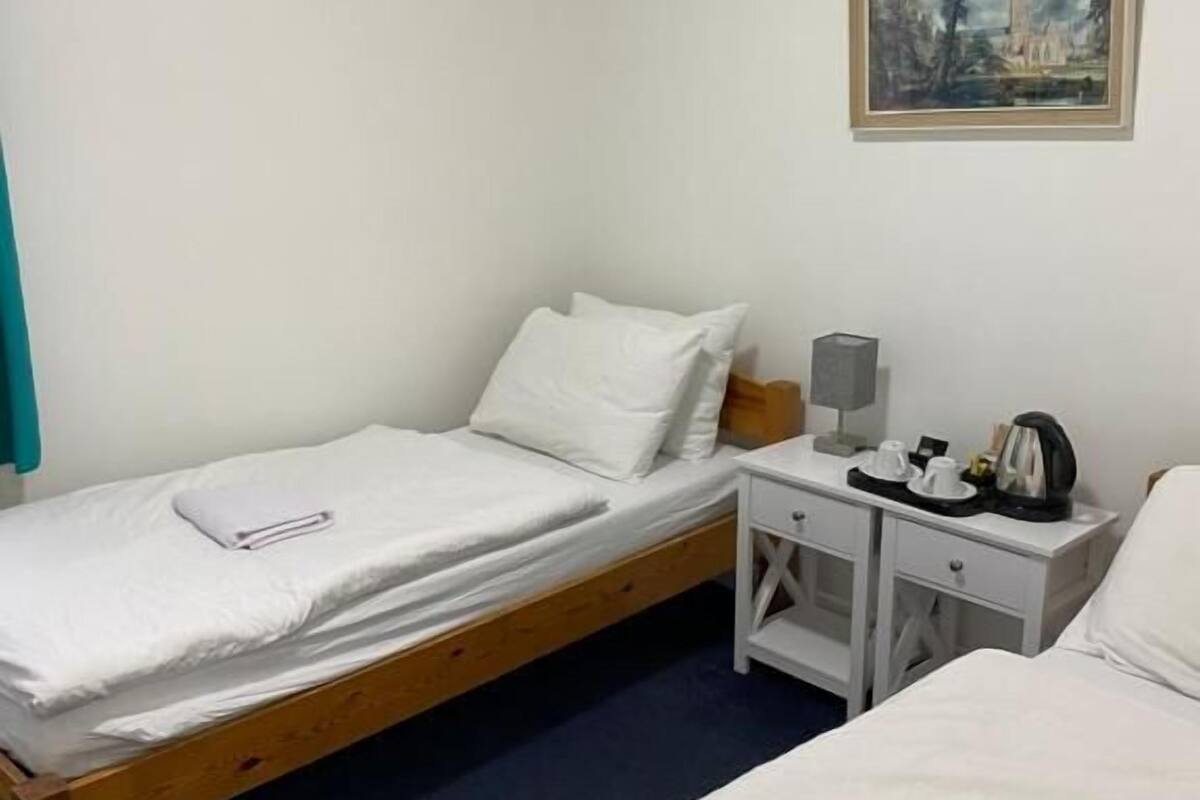 Ensuite twin room | Blackout drapes, iron/ironing board (on request), cribs (free)
