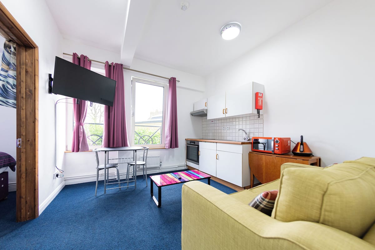 Oxford studio | Blackout drapes, iron/ironing board (on request), cribs (free)