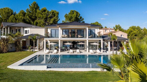A large, modern two-story house with a swimming pool, outdoor seating, and lush greenery. - Suite "La Capri" - Heated pool & SPA (Plaissan)