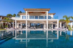 A modern two-story house with a large pool in front. - Suite "La Capri" - Heated pool & SPA (Plaissan)