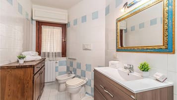 Appartamento familiare, camere multiple, 2 bagni (Scacciapensieri) | Bagno | Doccia, asciugacapelli, bidet, asciugamani
