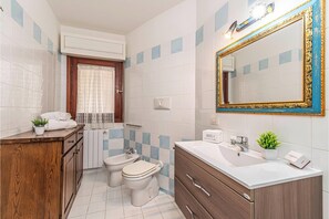 Familie appartement, meerdere slaapkamers, 2 badkamers (Scacciapensieri) | Badkamer | Een douche, een haardroger, een bidet, handdoeken
