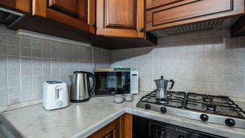 雪櫃、微波爐、焗爐、爐具