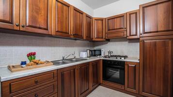 雪櫃、微波爐、焗爐、爐具