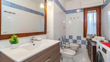 Appartement Familial, plusieurs chambres, 2 salles de bains (Scacciapensieri) | Salle de bain