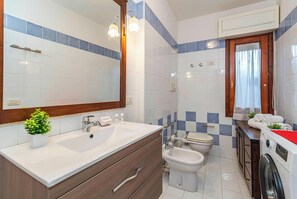 Appartement familial, plusieurs chambres, 2 salles de bains (Scacciapensieri) | Salle de bain | Douche, séchoir à cheveux, bidet, serviettes fournies