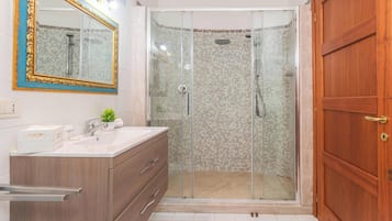Appartamento familiare, camere multiple, 2 bagni (Scacciapensieri) | Bagno | Doccia, asciugacapelli, bidet, asciugamani