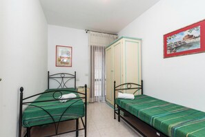 Appartement familial, plusieurs chambres, 2 salles de bains (Scacciapensieri) | 3 chambres, accès au Wi-Fi (inclus), literie fournie