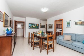Appartement familial, plusieurs chambres, 2 salles de bains (Scacciapensieri) | Aire de séjour | Téléviseur connecté