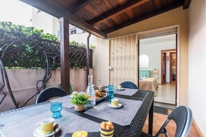 Outdoor dining - Scacciapensieri (Olbia)