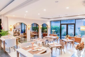 Petit déjeuner continental (150 THB par personne)