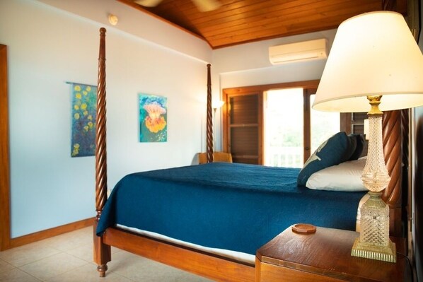 4 habitaciones, escritorio y tabla de planchar con plancha