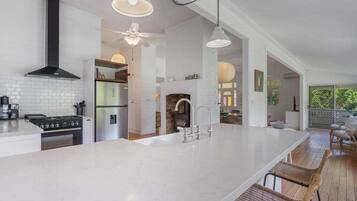 Frigorífic, microones, forn i placa de cuina