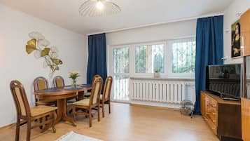 Classic Apartment, Balcony, Garden View | In-room dining