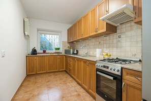 Appartement Classique, balcon, vue jardin | Cuisine privée | Bouilloire électrique