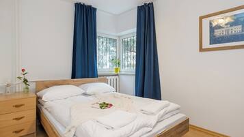 Classic-Apartment, Balkon, Gartenblick | 3 Schlafzimmer, Verdunkelungsvorhänge, Bügeleisen/Bügelbrett