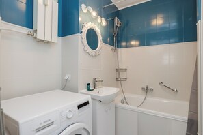 Classic Apartment, Balcony, Garden View | Bathroom - ShortStayPoland Piekałkiewicza B112 (Warsaw)