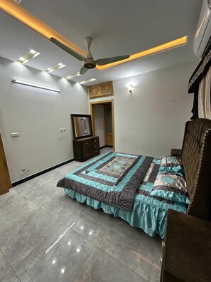 Standard Double Room | Soundproofing, free WiFi - Pyramid Guest House (Islamabad)