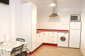 Refrigerador, cafetera/tetera, tostadora, utensilios de cocina