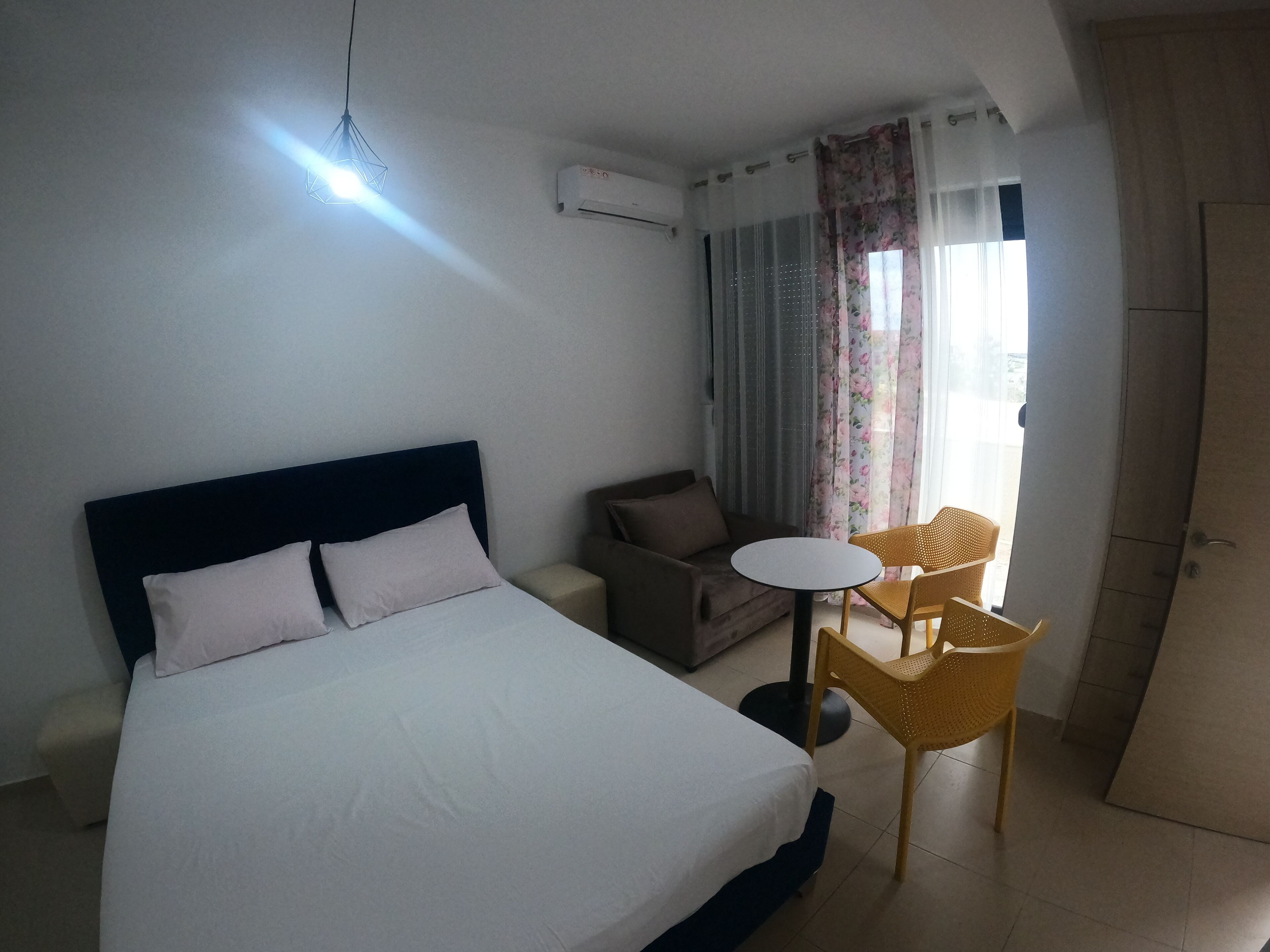 1 dormitorio, tabla de planchar con plancha, wifi y ropa de cama