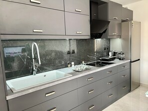 Kjøleskap, ovn, kaffetrakter/tekoker og brødrister