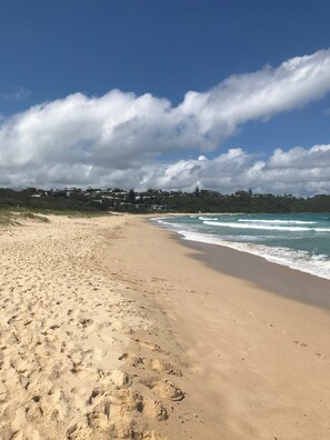 Beach towels - Bring your family, friends and pets. 14ppl + 5mins from beach, shops and rest’s! (Mollymook Beach)