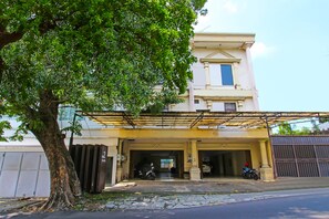 Front of property - Hotel O Atlanta Guesthouse (Semarang)